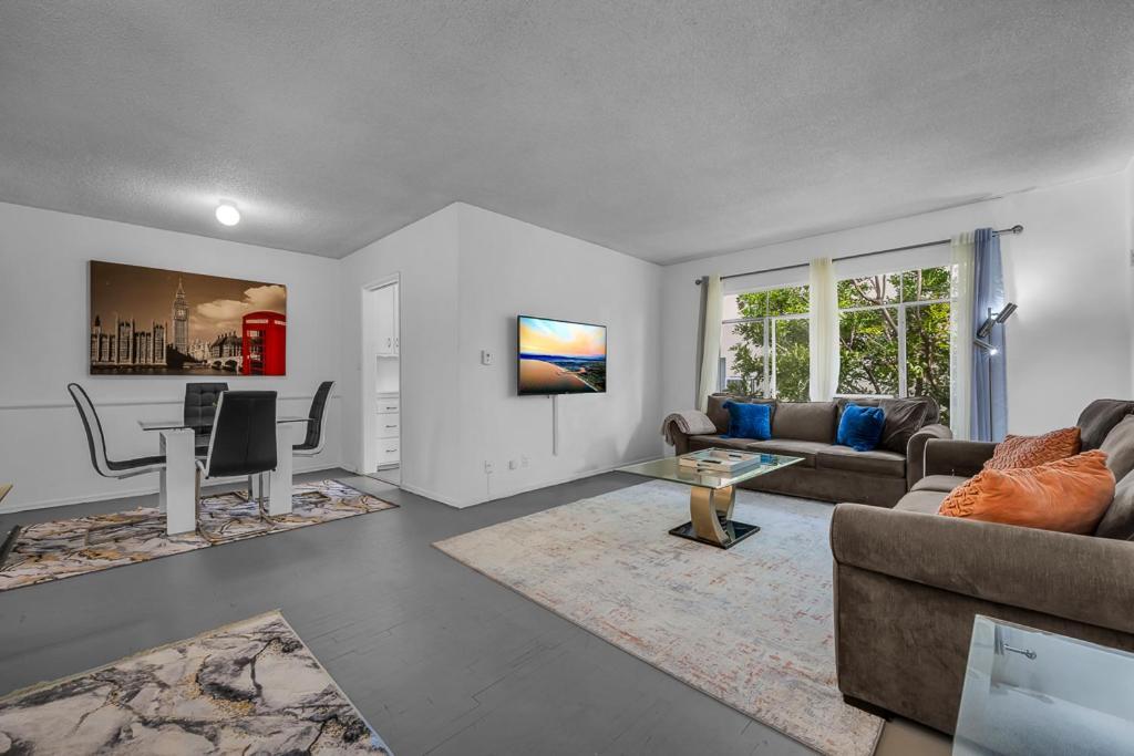 Prime Location 1 Bedroom And Bathroom Retreat In Beverly Hills Apartment *