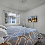 Prime Location 1 Bedroom And Bathroom Retreat In Beverly Hills